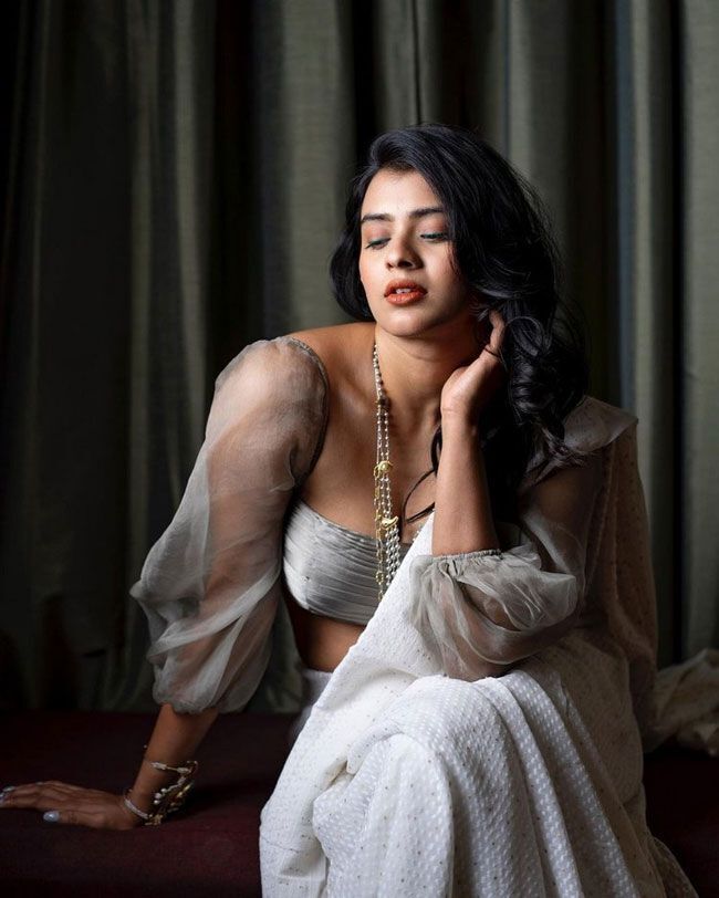 সুন্দরী হেবা প্যাটেলের মোহময় রূপের কিছু ঝলক