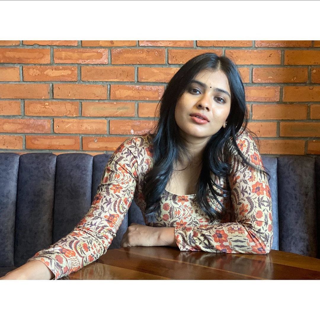 সুন্দরী হেবা প্যাটেলের মোহময় রূপের কিছু ঝলক