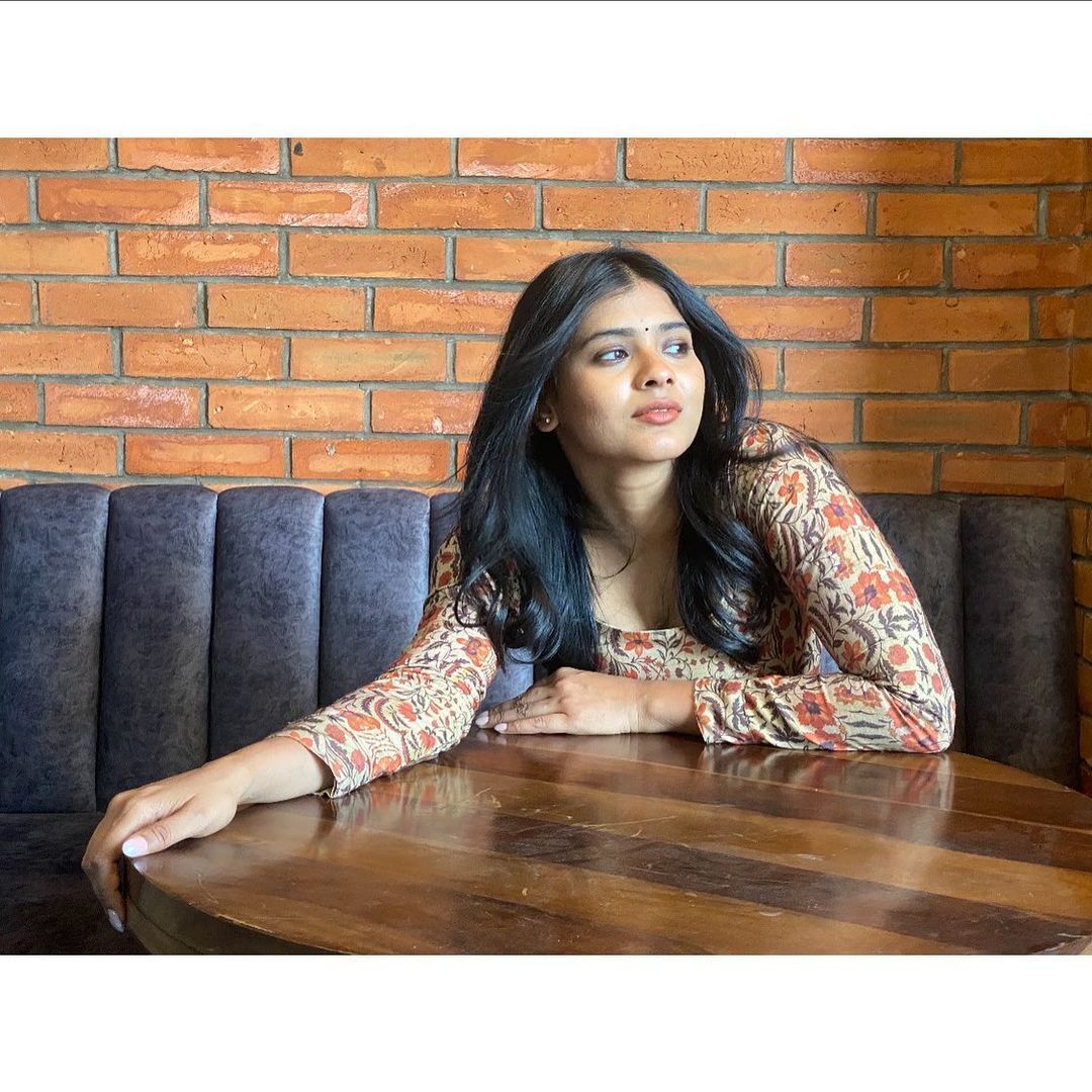 সুন্দরী হেবা প্যাটেলের মোহময় রূপের কিছু ঝলক