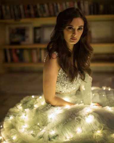 ബോൾഡ് ലുക്കിൽ നടി എവ്ലിൻ ശർമ്മയുടെ ചിത്രങ്ങൾ