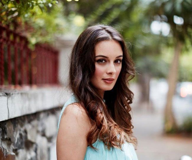 ബോൾഡ് ലുക്കിൽ നടി എവ്ലിൻ ശർമ്മയുടെ ചിത്രങ്ങൾ