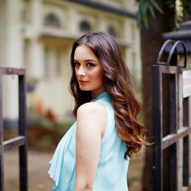 ബോൾഡ് ലുക്കിൽ നടി എവ്ലിൻ ശർമ്മയുടെ ചിത്രങ്ങൾ