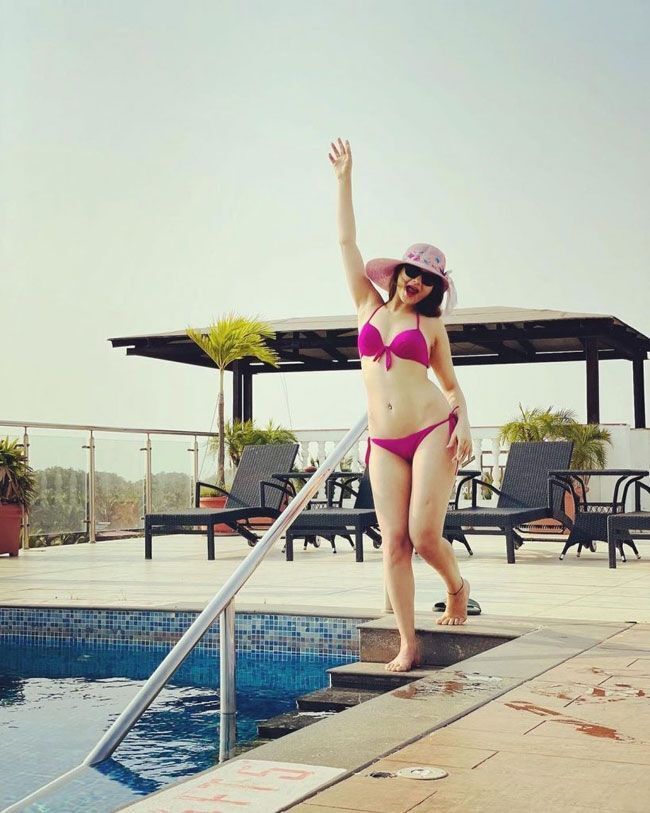 സ്വിമ്മിംഗ് പൂളില്‍ ഗ്ലാമറസായി സീസല്‍ ശര്‍മ, ചിത്രങ്ങള്‍ കാണാം