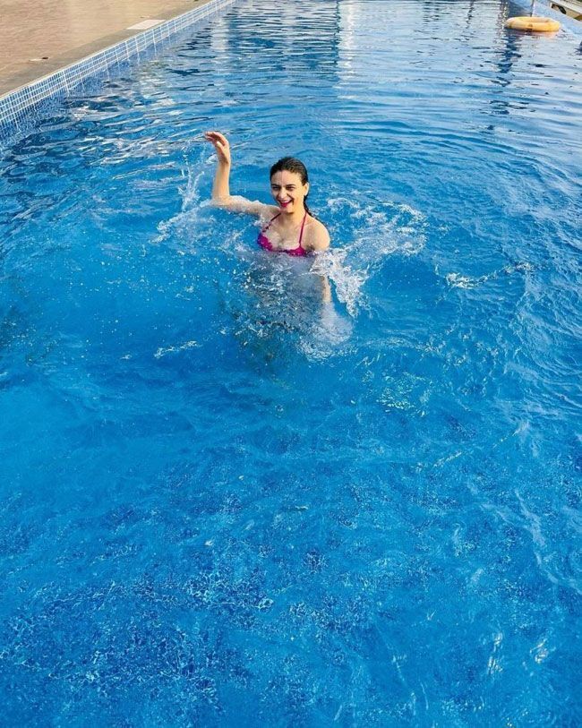 സ്വിമ്മിംഗ് പൂളില്‍ ഗ്ലാമറസായി സീസല്‍ ശര്‍മ, ചിത്രങ്ങള്‍ കാണാം