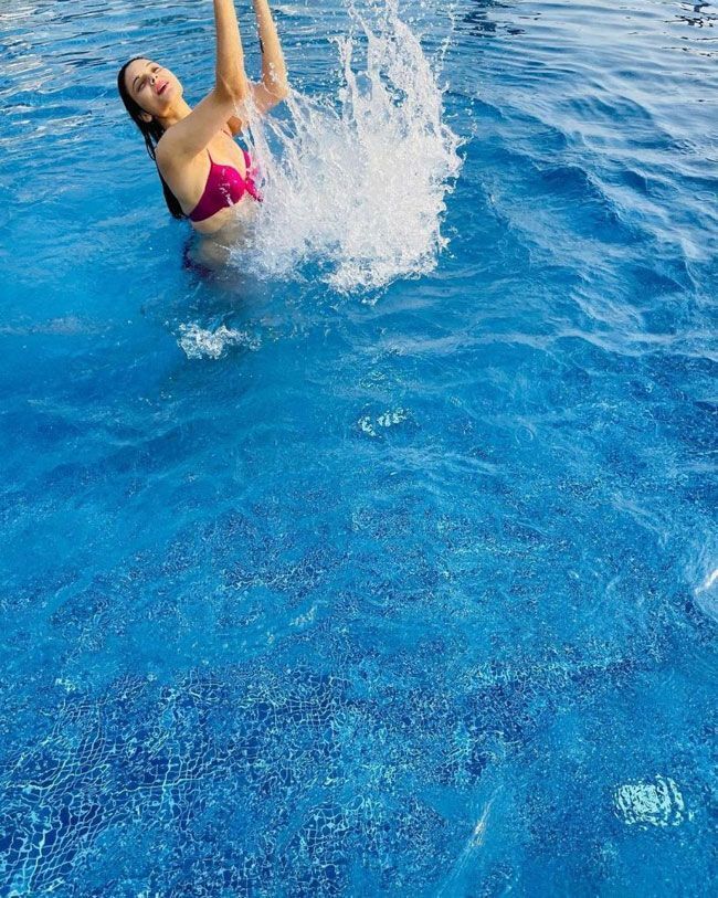 സ്വിമ്മിംഗ് പൂളില്‍ ഗ്ലാമറസായി സീസല്‍ ശര്‍മ, ചിത്രങ്ങള്‍ കാണാം