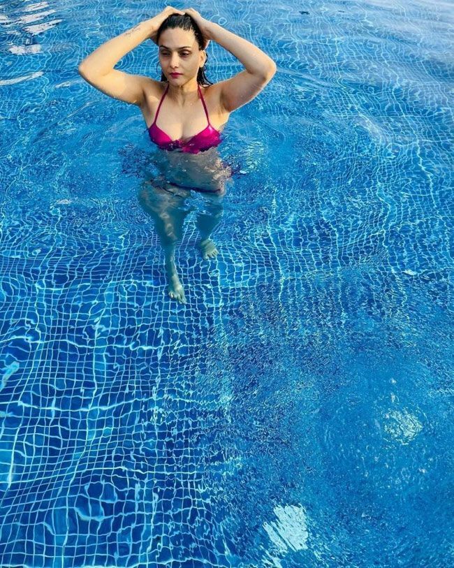 സ്വിമ്മിംഗ് പൂളില്‍ ഗ്ലാമറസായി സീസല്‍ ശര്‍മ, ചിത്രങ്ങള്‍ കാണാം