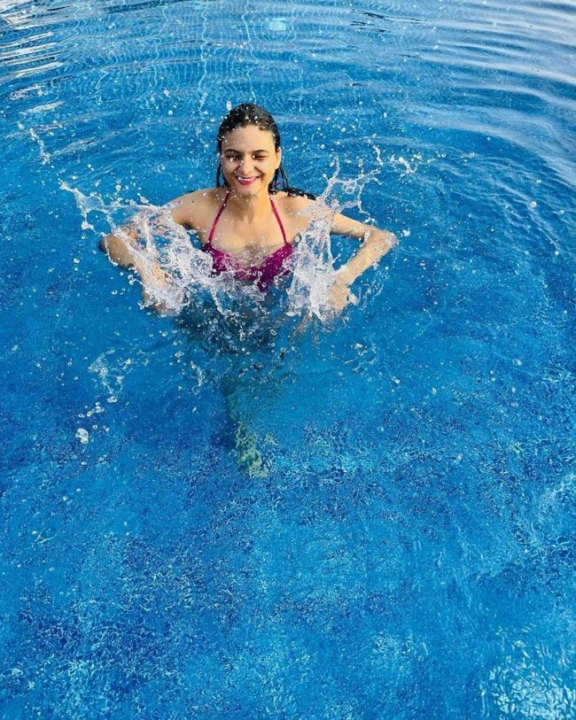സ്വിമ്മിംഗ് പൂളില്‍ ഗ്ലാമറസായി സീസല്‍ ശര്‍മ, ചിത്രങ്ങള്‍ കാണാം