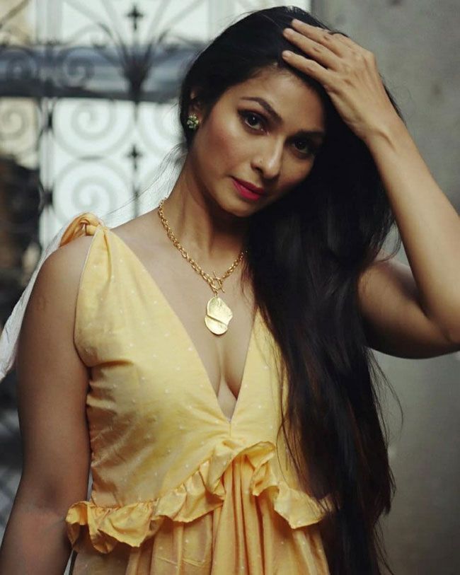 മഞ്ഞയിൽ സുന്ദരിയായി തനിഷ മുഖർജി..നടിയുടെ  പുതിയ ചിത്രങ്ങൾ കാണാം