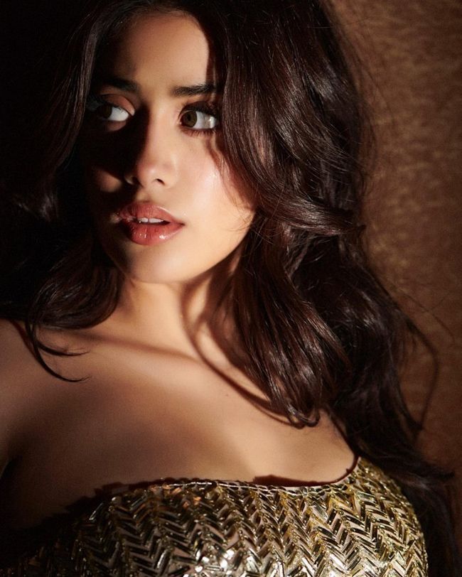 സ്റ്റൈലിഷ് ആയി നടി ജാൻവി കപൂർ, ഫോട്ടോകൾ കാണാം