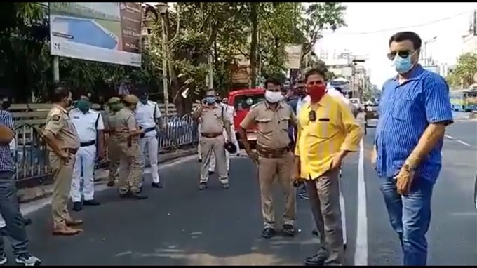 Bomb hurled near Mahajati Sadan Auditorium in Kolkata