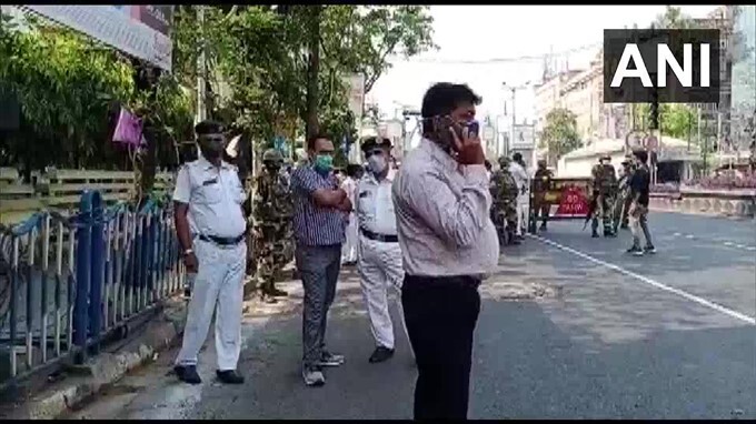 Bomb hurled near Mahajati Sadan Auditorium in Kolkata