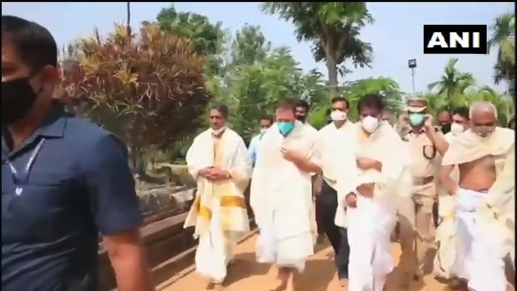 വയനാട്ടിലെ തിരുനെല്ലി ക്ഷേത്രത്തില്‍ രാഹുല്‍ ഗാന്ധി പ്രാര്‍ഥനയ്ക്ക് എത്തിയപ്പോള്‍, ചിത്രങ്ങൾ കാണാം