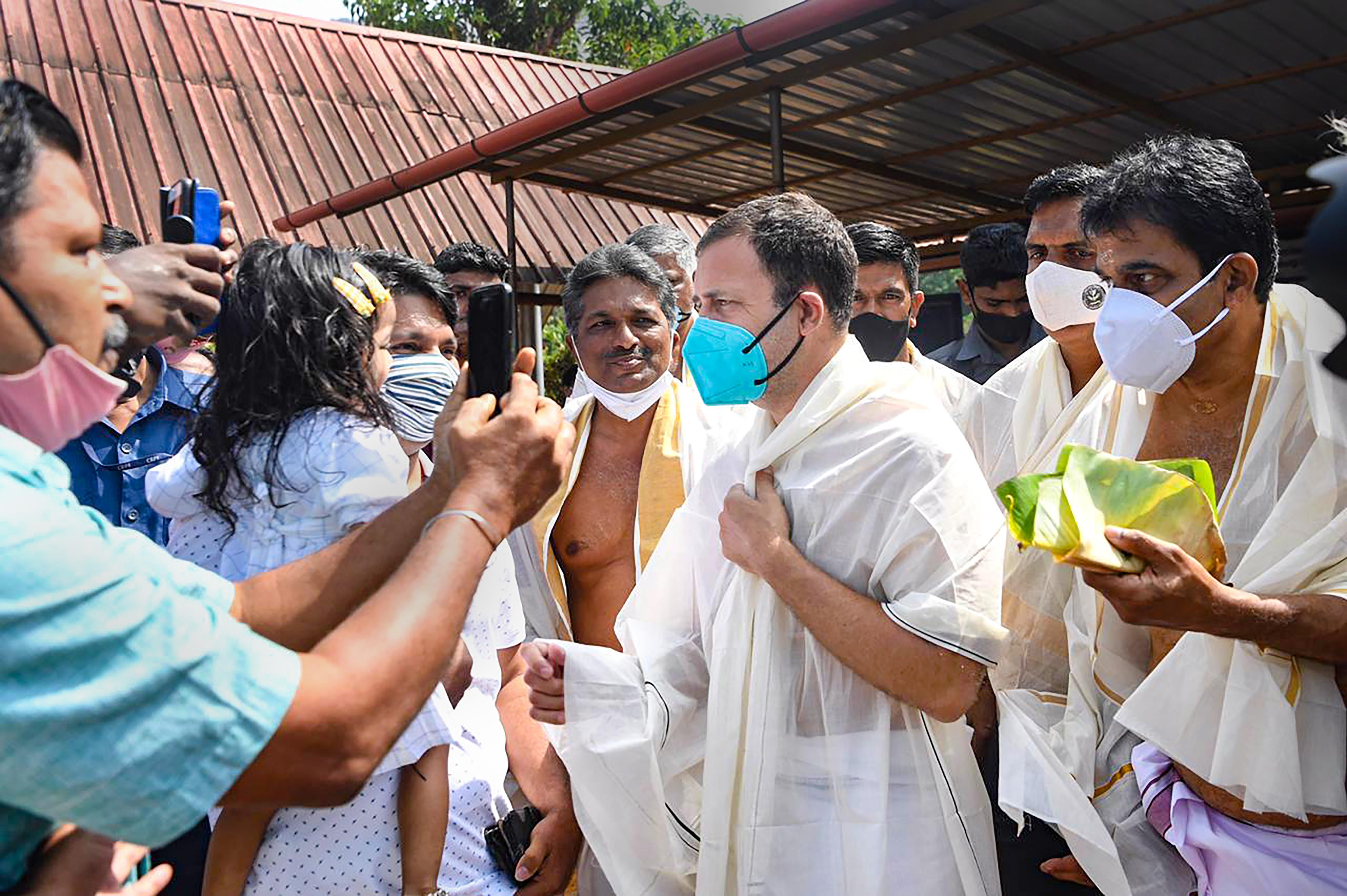 വയനാട്ടിലെ തിരുനെല്ലി ക്ഷേത്രത്തില്‍ രാഹുല്‍ ഗാന്ധി പ്രാര്‍ഥനയ്ക്ക് എത്തിയപ്പോള്‍, ചിത്രങ്ങൾ കാണാം