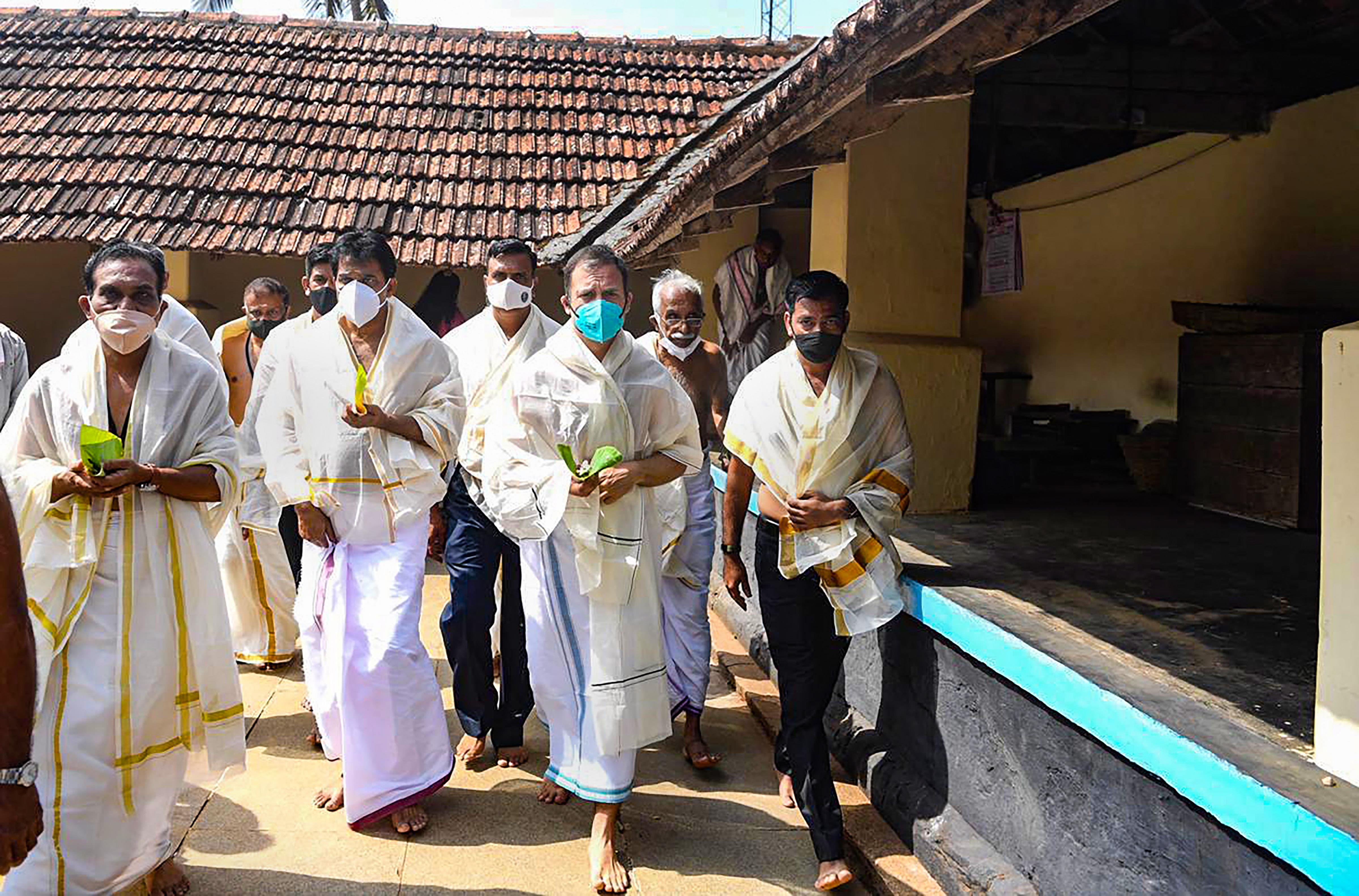 വയനാട്ടിലെ തിരുനെല്ലി ക്ഷേത്രത്തില്‍ രാഹുല്‍ ഗാന്ധി പ്രാര്‍ഥനയ്ക്ക് എത്തിയപ്പോള്‍, ചിത്രങ്ങൾ കാണാം