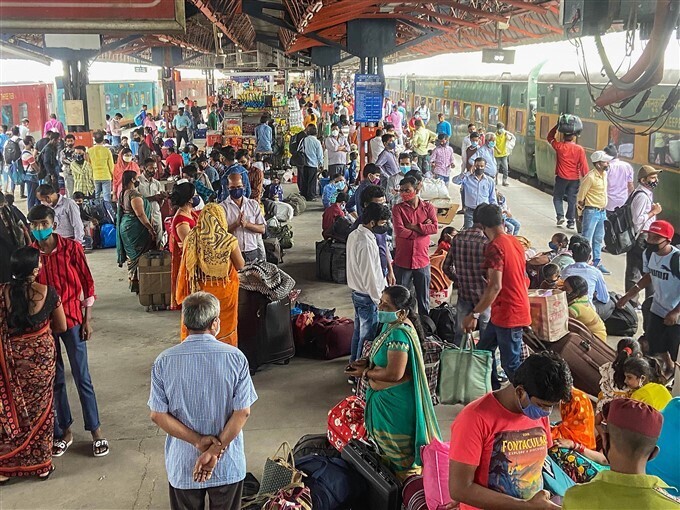 കൊവിഡ് രൂക്ഷം, പലായനം തുടങ്ങി കുടിയേറ്റ തൊഴിലാളികൾ,  ചിത്രങ്ങൾ കാണാം