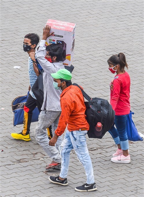 കൊവിഡ് രൂക്ഷം, പലായനം തുടങ്ങി കുടിയേറ്റ തൊഴിലാളികൾ,  ചിത്രങ്ങൾ കാണാം