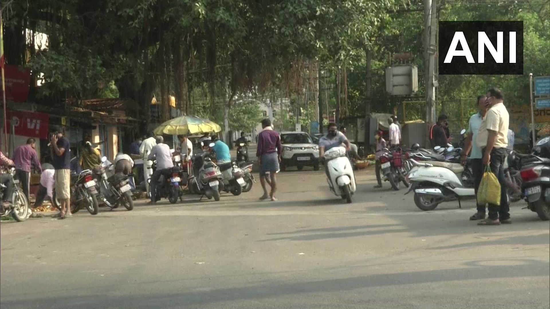 കര്‍ണാടകയില്‍ കര്‍ഫ്യൂ നിലനില്‍ക്കെ അവശ്യ വസ്തുക്കള്‍ വാങ്ങാനെത്തിയവരുടെ തിരക്ക്: ഷിവമോഗയില്‍ നിന്നുള്ള ചിത്രങ്ങള്‍