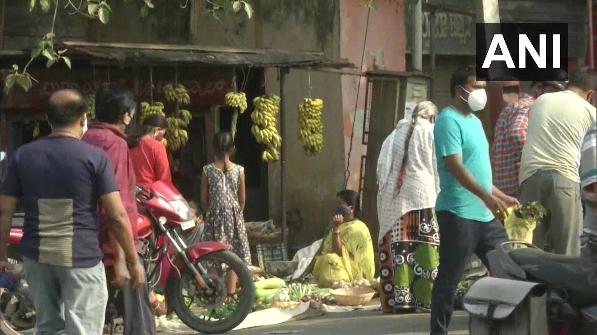 കര്‍ണാടകയില്‍ കര്‍ഫ്യൂ നിലനില്‍ക്കെ അവശ്യ വസ്തുക്കള്‍ വാങ്ങാനെത്തിയവരുടെ തിരക്ക്: ഷിവമോഗയില്‍ നിന്നുള്ള ചിത്രങ്ങള്‍