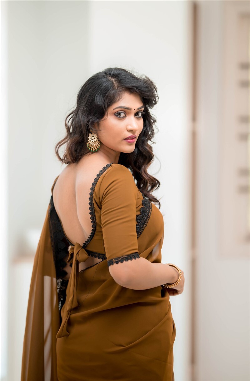 ആരാധകരെ ഞെട്ടിച്ച് അനന്യാമണിയുടെ ധാവണി ഫോട്ടോഷൂട്ട്; വൈറലായ ചിത്രങ്ങള്‍ കാണാം