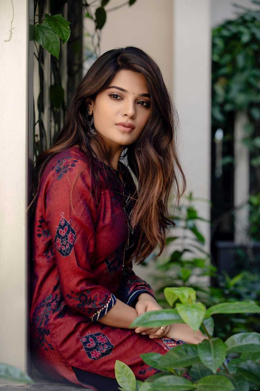 സിംപിളായി ആത്മിക, ഏറ്റവും പുതിയ ചിത്രങ്ങൾ കാണാം