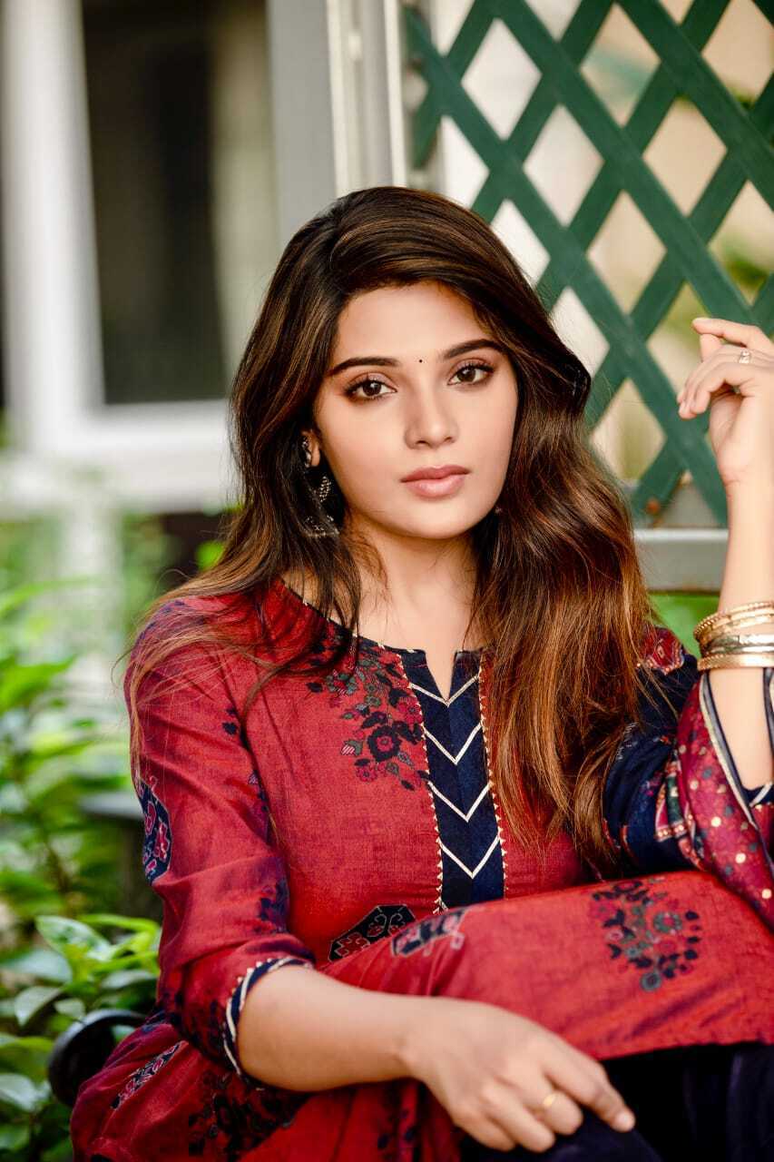 സിംപിളായി ആത്മിക, ഏറ്റവും പുതിയ ചിത്രങ്ങൾ കാണാം