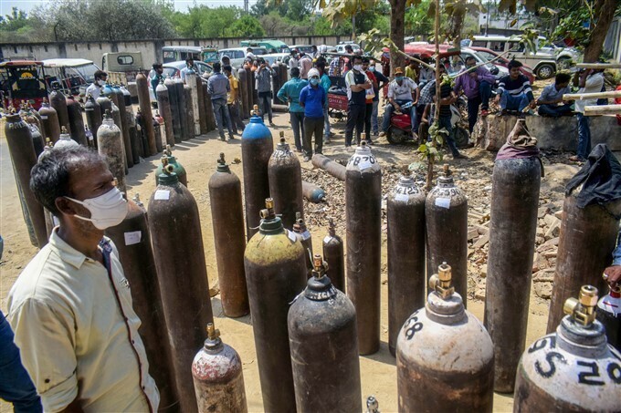 കൊവിഡ് രണ്ടാം തരംഗത്തിനിടെ ഉറ്റവരുടെ ജീവന്‍ രക്ഷിക്കുന്നതിനായി ഓക്‌സിജന്‍ സിലിണ്ടറിനായി വരിനില്‍ക്കുന്നവര്‍, ചിത്രങ്ങള്‍