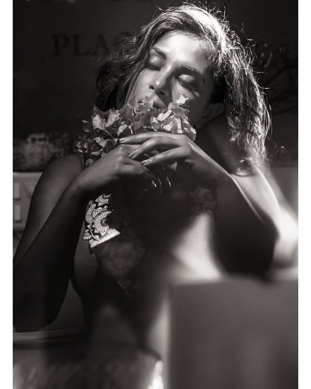 തിരമാലകള്‍ക്കിടെയില്‍ ഗ്ലാമറസ് ഫോട്ടോഷൂട്ടുമായി റിച്ച ചദ്ദാ, വൈറല്‍ ചിത്രങ്ങള്‍ ഏറ്റെടുത്ത് ആരാധകര്‍