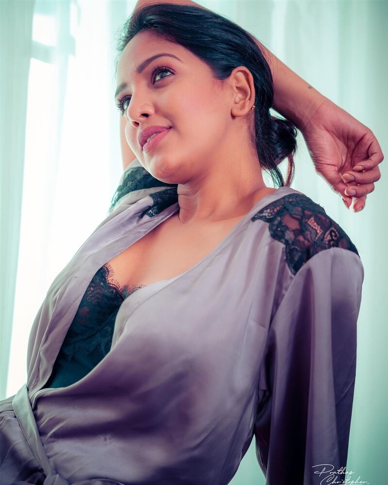 ആരാധകര്‍ കാത്തിരുന്ന പവനി റെഡ്ഡിയുടെ ഗ്ലാമര്‍ ഫോട്ടോഷൂട്ട്, വൈറല്‍ ചിത്രങ്ങള്‍ കാണാം