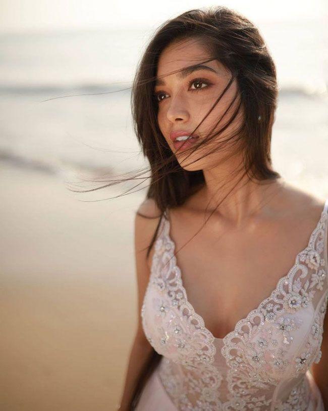 കടല്‍ തീരത്ത് കുതിരയോടൊപ്പം മാലാഖയെ പോലെ തിളങ്ങി ദിഗംഗന സൂര്യവംശി, വൈറല്‍ ചിത്രങ്ങള്‍ കാണാം