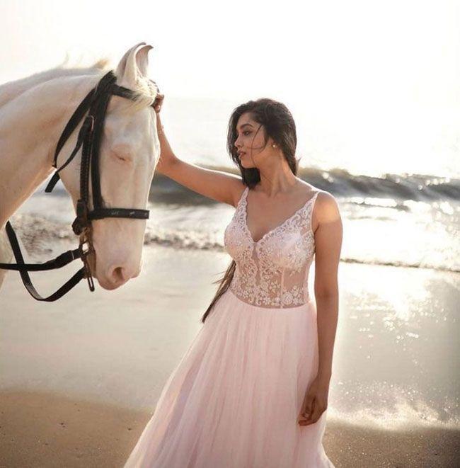 കടല്‍ തീരത്ത് കുതിരയോടൊപ്പം മാലാഖയെ പോലെ തിളങ്ങി ദിഗംഗന സൂര്യവംശി, വൈറല്‍ ചിത്രങ്ങള്‍ കാണാം