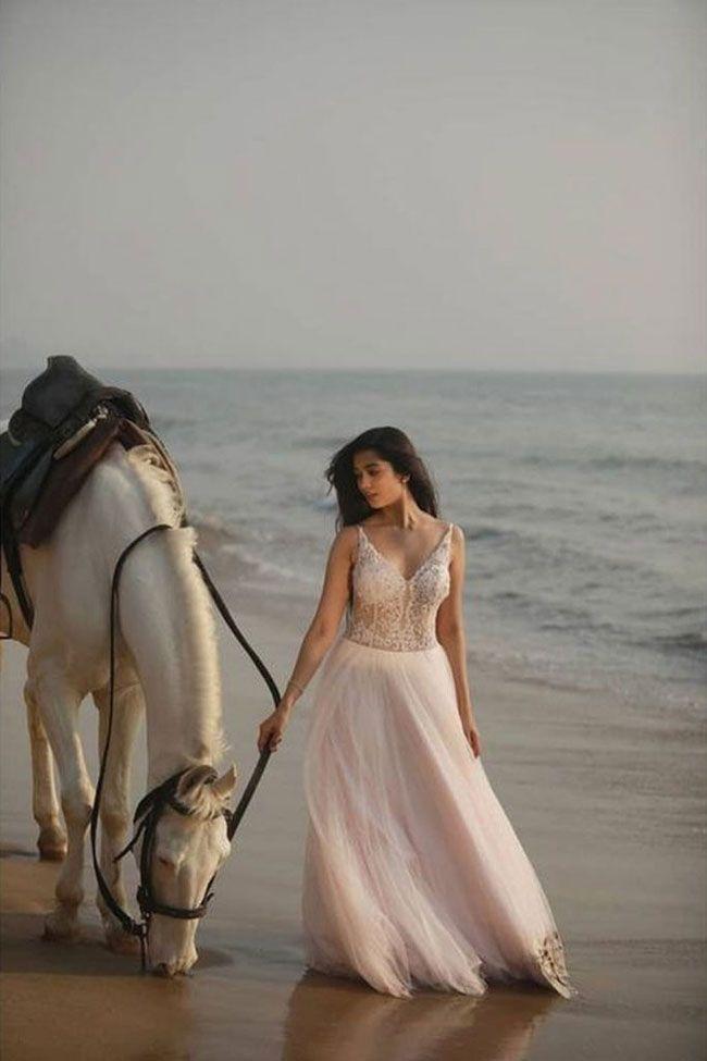 കടല്‍ തീരത്ത് കുതിരയോടൊപ്പം മാലാഖയെ പോലെ തിളങ്ങി ദിഗംഗന സൂര്യവംശി, വൈറല്‍ ചിത്രങ്ങള്‍ കാണാം