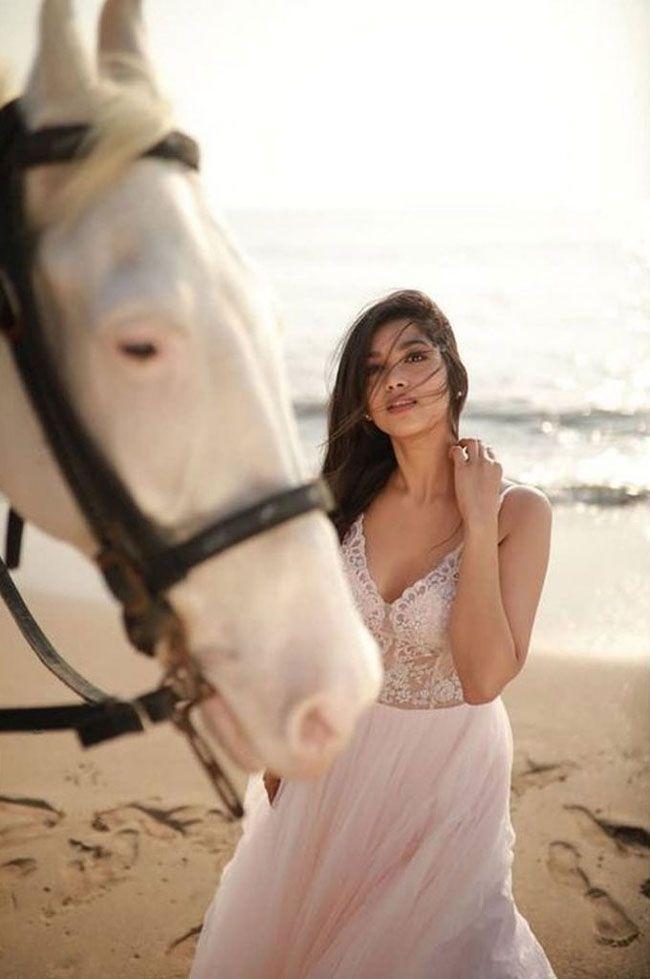 കടല്‍ തീരത്ത് കുതിരയോടൊപ്പം മാലാഖയെ പോലെ തിളങ്ങി ദിഗംഗന സൂര്യവംശി, വൈറല്‍ ചിത്രങ്ങള്‍ കാണാം