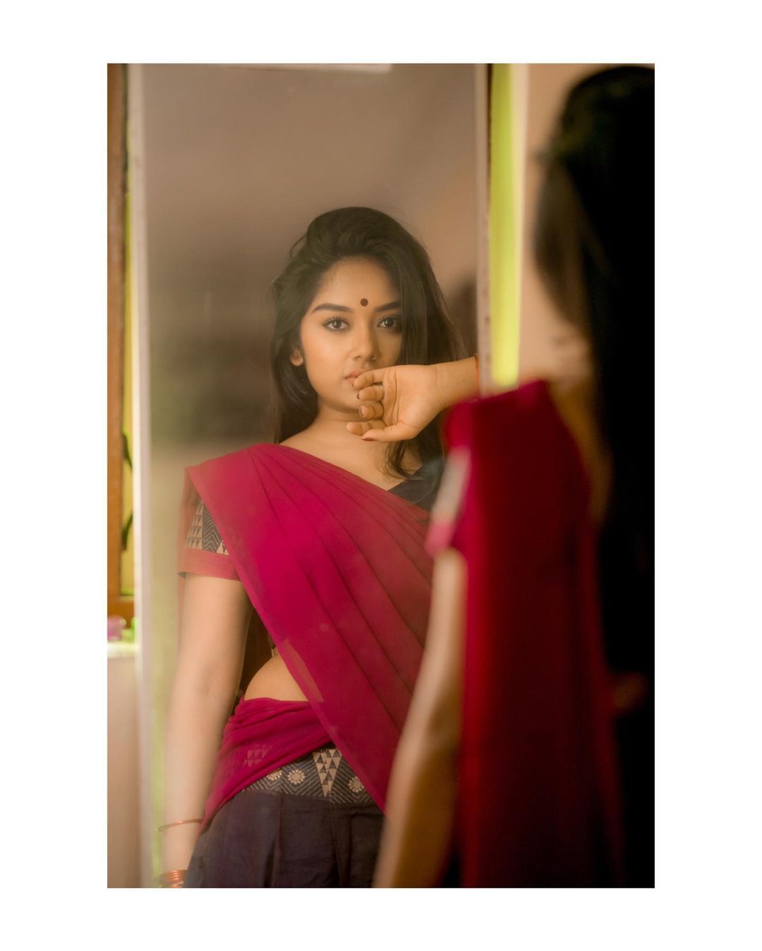 നാടന്‍ ലുക്കില്‍ ഗ്ലാമറസ് ഫോട്ടോഷൂട്ടുമായി പ്രീതി ശര്‍മ്മ, ആരാധകരുടെ നെഞ്ചിടിപ്പേറ്റുന്ന ചിത്രങ്ങള്‍ കാണാം