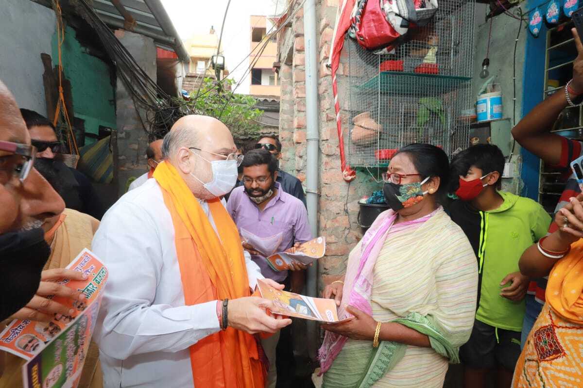 ബംഗാളിൽ വീട് കയറി പ്രചാരണം നടത്തി അമിത് ഷാ- ചിത്രങ്ങൾ