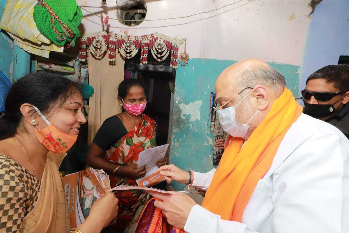 ബംഗാളിൽ വീട് കയറി പ്രചാരണം നടത്തി അമിത് ഷാ- ചിത്രങ്ങൾ