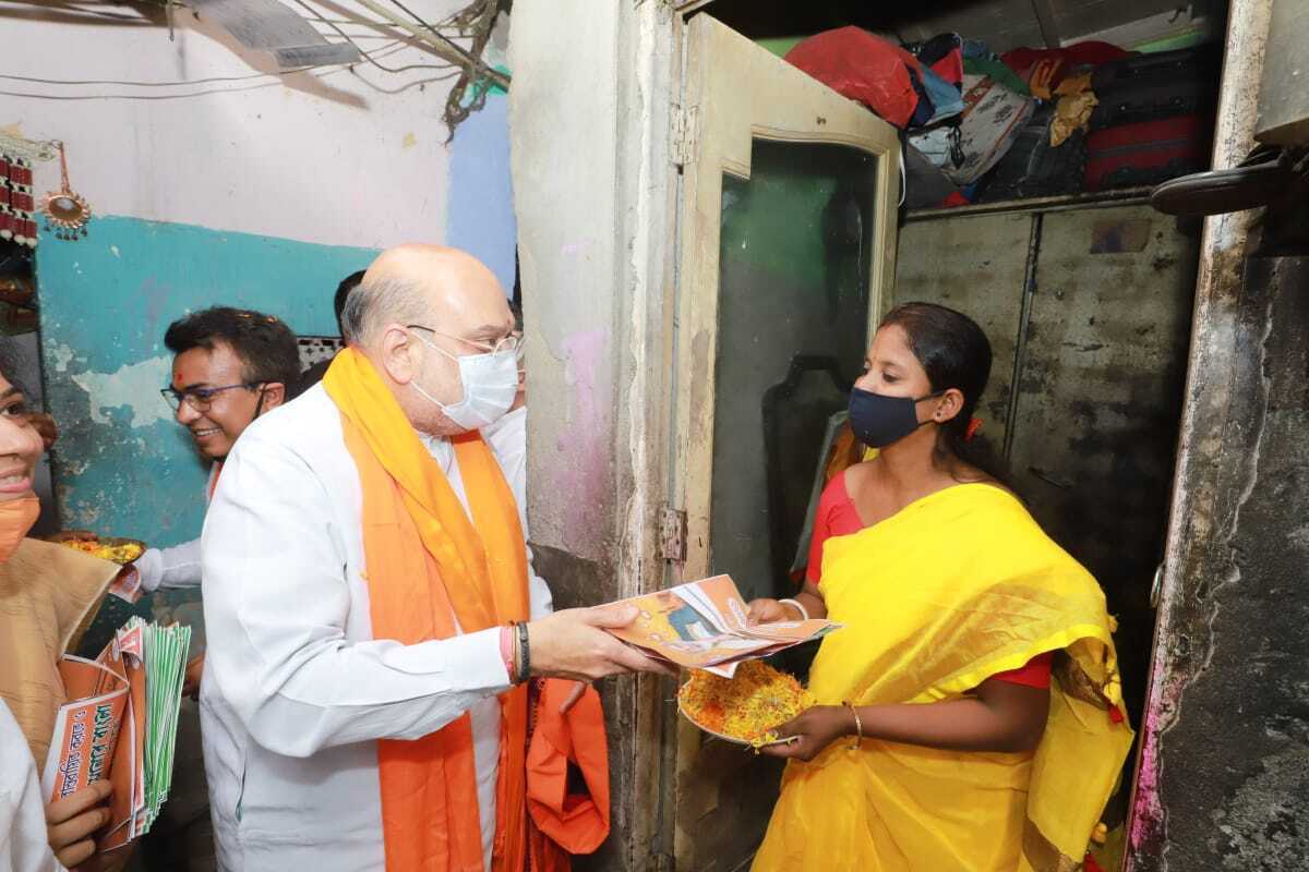 ബംഗാളിൽ വീട് കയറി പ്രചാരണം നടത്തി അമിത് ഷാ- ചിത്രങ്ങൾ
