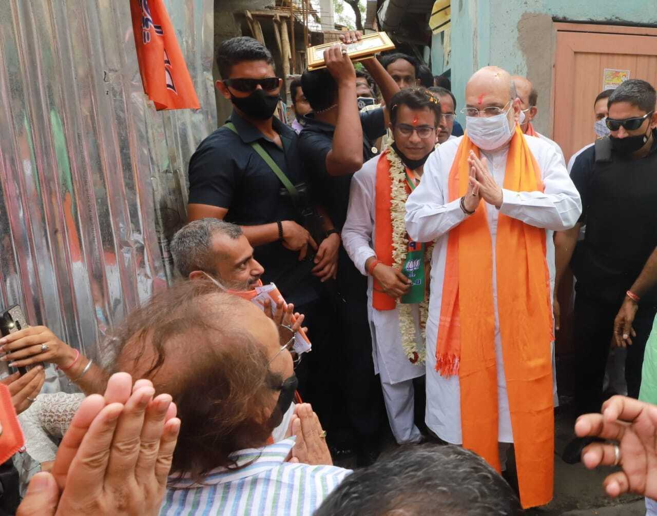 ബംഗാളിൽ വീട് കയറി പ്രചാരണം നടത്തി അമിത് ഷാ- ചിത്രങ്ങൾ