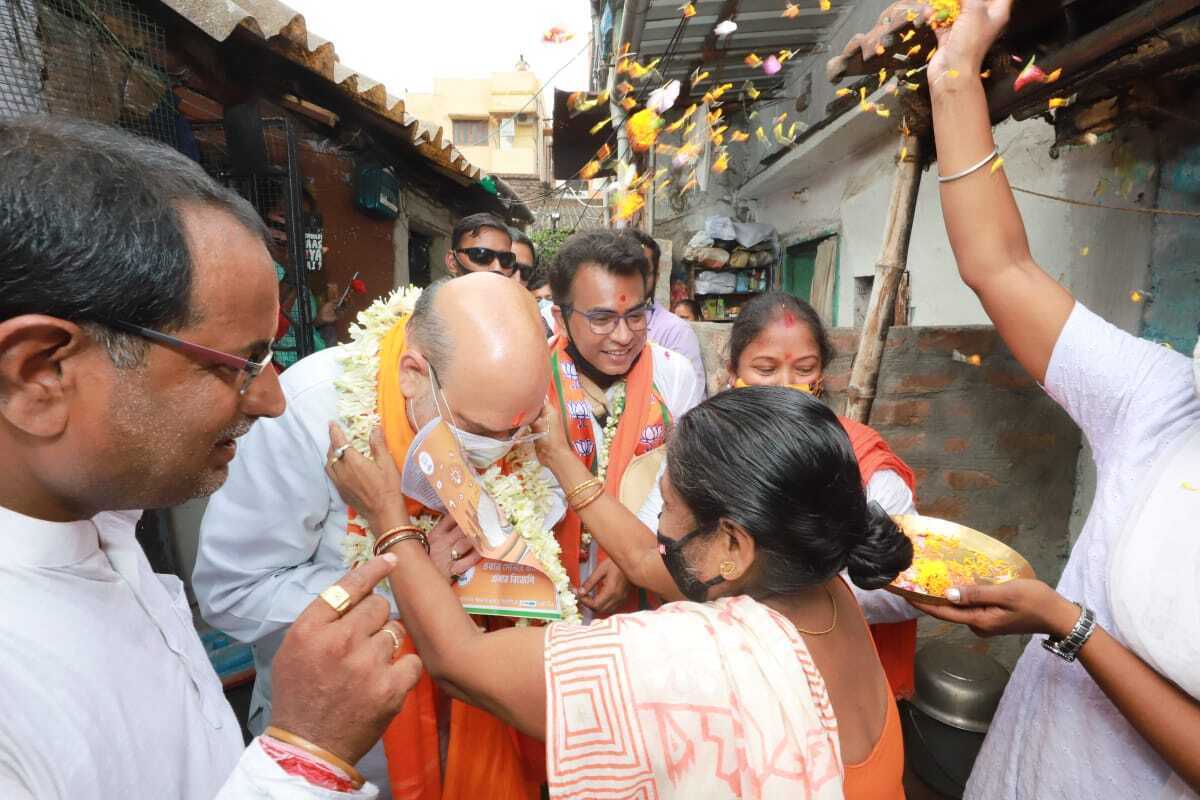 ബംഗാളിൽ വീട് കയറി പ്രചാരണം നടത്തി അമിത് ഷാ- ചിത്രങ്ങൾ