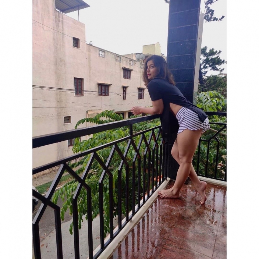 അതീവ ഗ്ലാമറസായി വ്യായാമം ചെയ്ത് അനിത ഭട്ട്, ചിത്രങ്ങൾ കാണാം