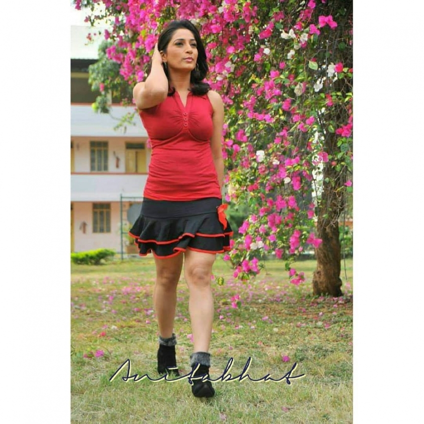 അതീവ ഗ്ലാമറസായി വ്യായാമം ചെയ്ത് അനിത ഭട്ട്, ചിത്രങ്ങൾ കാണാം