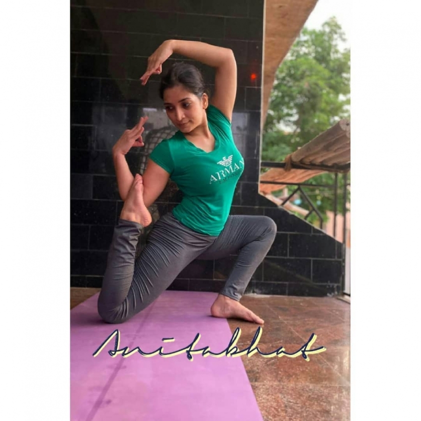 അതീവ ഗ്ലാമറസായി വ്യായാമം ചെയ്ത് അനിത ഭട്ട്, ചിത്രങ്ങൾ കാണാം