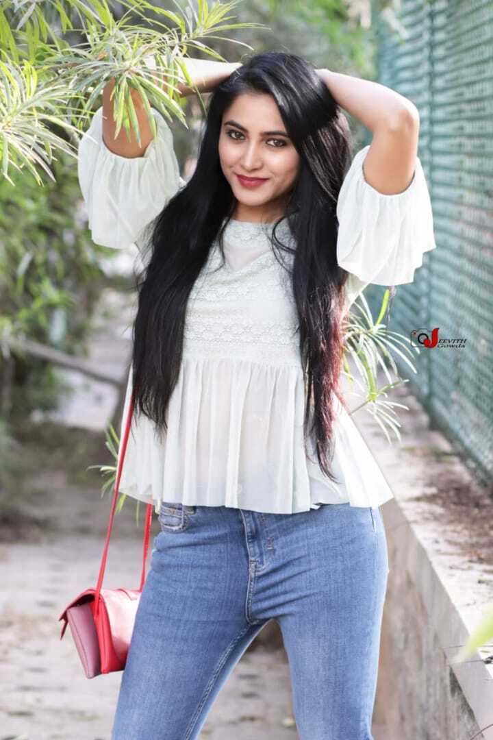 അടിപൊളി ലുക്കിൽ വന്ദന ബ്രുന്ദ; പുതിയ ചിത്രങ്ങൾ കാണാം