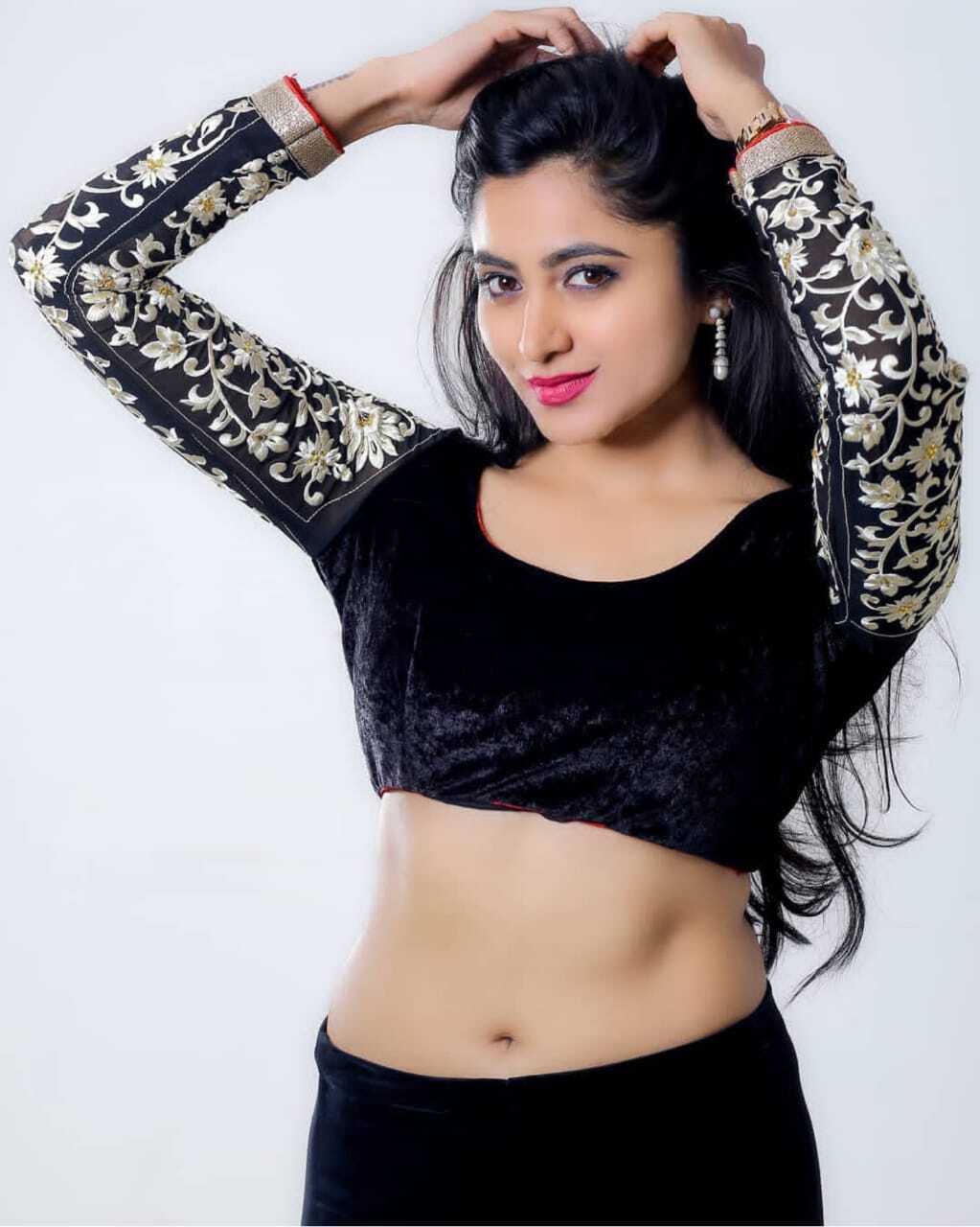 അടിപൊളി ലുക്കിൽ വന്ദന ബ്രുന്ദ; പുതിയ ചിത്രങ്ങൾ കാണാം