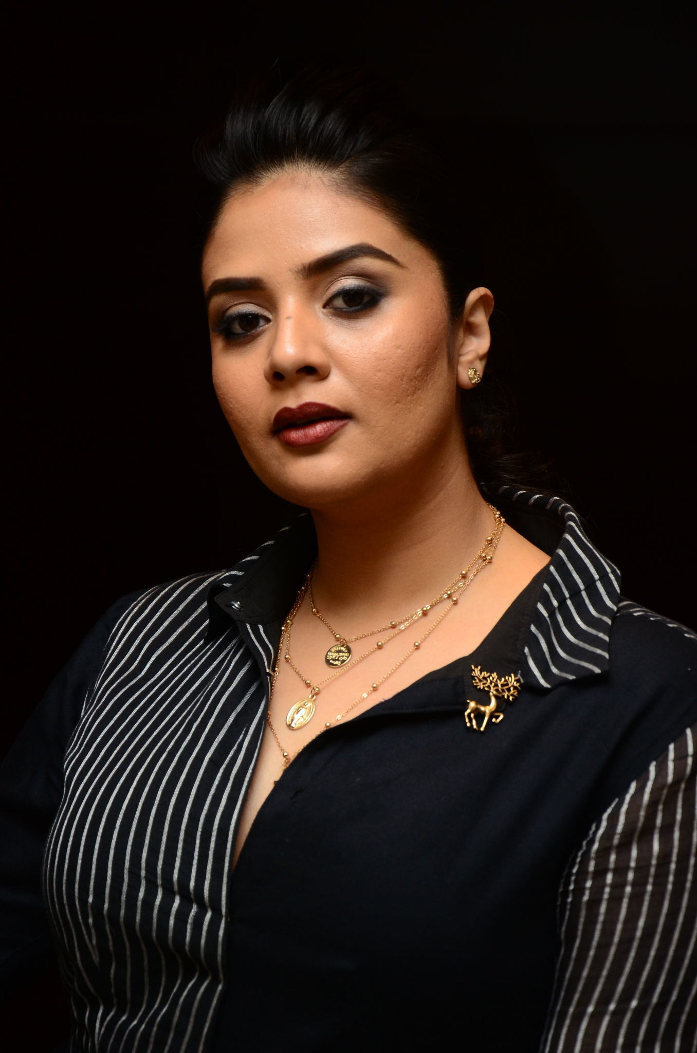 വേറിട്ട ലുക്കില്‍ നടി ശ്രീമുഖി, ചിത്രങ്ങള്‍ കാണാം