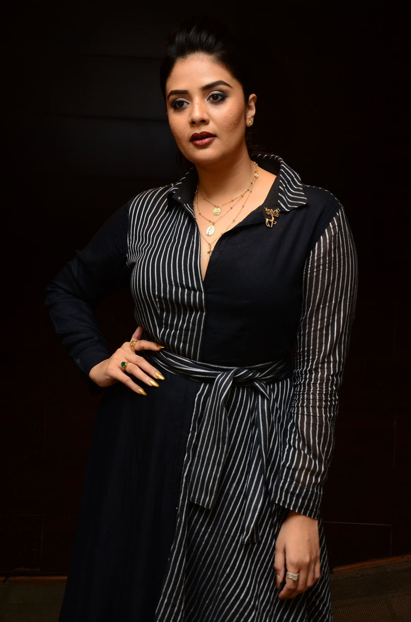 വേറിട്ട ലുക്കില്‍ നടി ശ്രീമുഖി, ചിത്രങ്ങള്‍ കാണാം