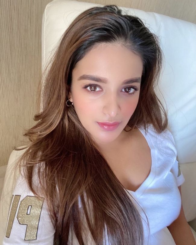 സൂപ്പർ ലുക്കിൽ ബിഗ് ബോസ് താരം; നിധി അഗർവാളിന്റെ ഏറ്റവും പുതിയ ചിത്രങ്ങൾ