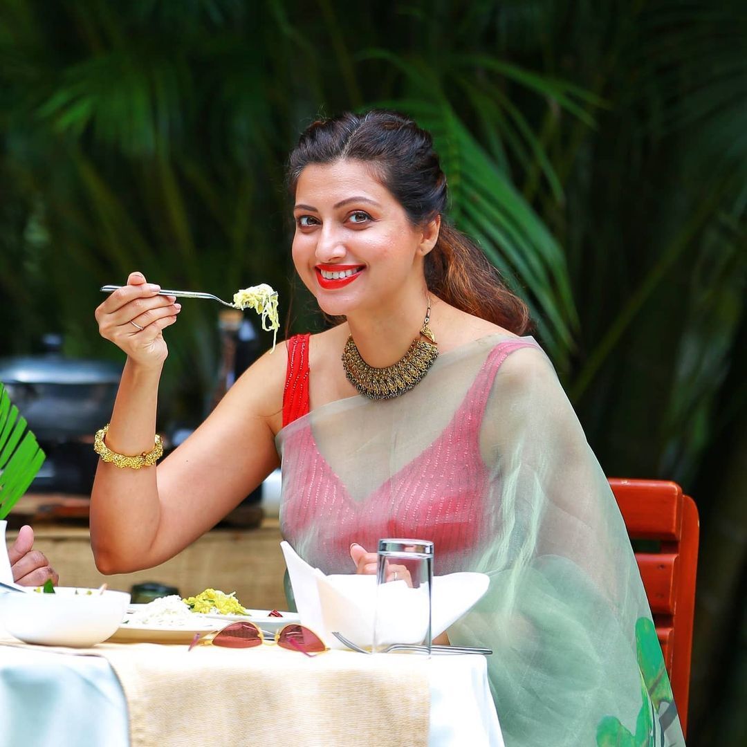 സാരിയിൽ തിളങ്ങി ഹംസനന്ദിനി, ചിത്രങ്ങൾ കാണാം