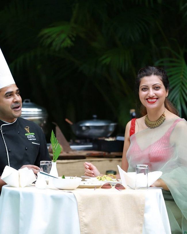 സാരിയിൽ തിളങ്ങി ഹംസനന്ദിനി, ചിത്രങ്ങൾ കാണാം