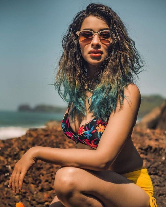 മോഡേണ്‍ ലുക്കില്‍ തിളങ്ങി നൈറ ബാനര്‍ജി, ഗ്ലാമറിന്റെ അങ്ങേയറ്റമെന്ന് ആരാധകര്‍, വൈറല്‍ ചിത്രങ്ങള്‍ കാണാം