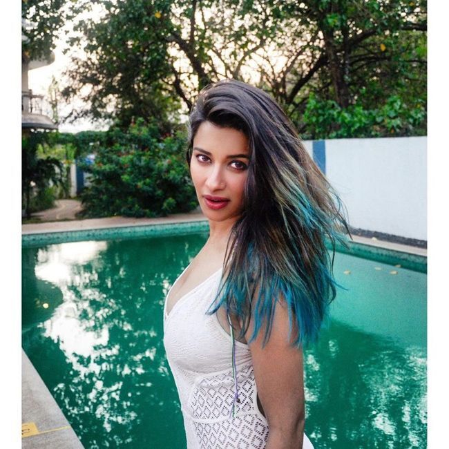 മോഡേണ്‍ ലുക്കില്‍ തിളങ്ങി നൈറ ബാനര്‍ജി, ഗ്ലാമറിന്റെ അങ്ങേയറ്റമെന്ന് ആരാധകര്‍, വൈറല്‍ ചിത്രങ്ങള്‍ കാണാം